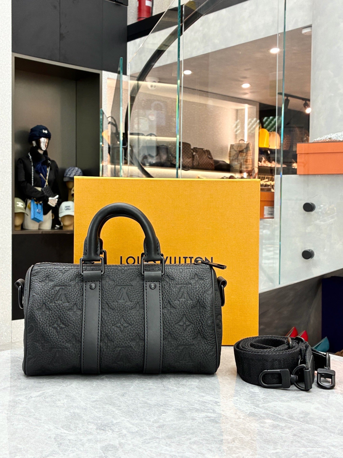 Louis Vuitton Keepall Bandoulière 25 in Black Monogram Taurillon Leather