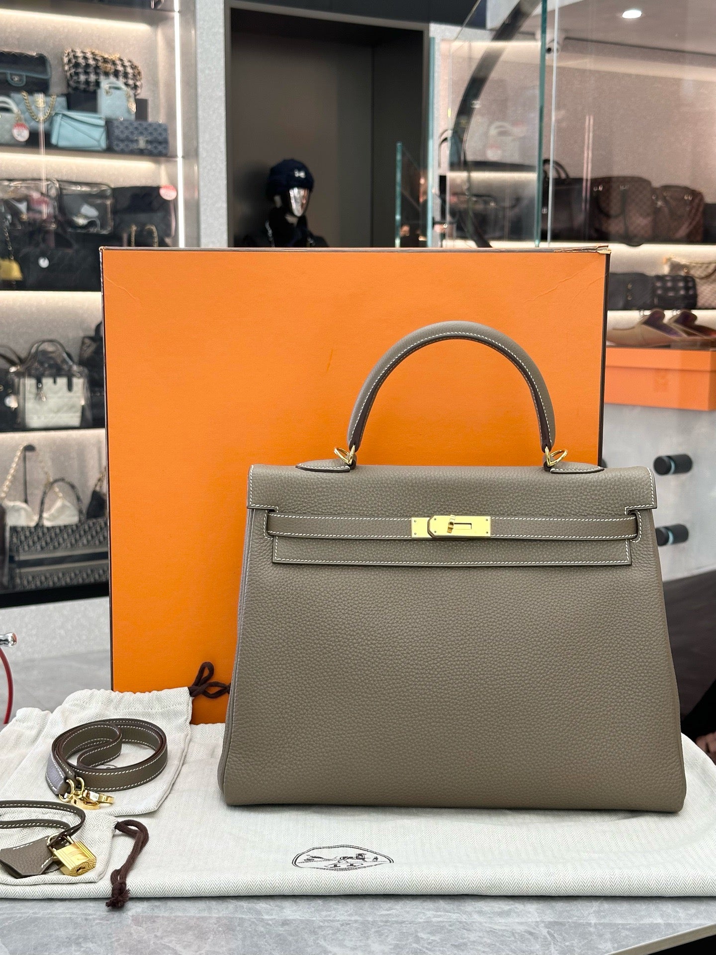 Hermès Kelly 25 Retourne handbag in Etoupe Togo leather with gold hardware (X stamp)