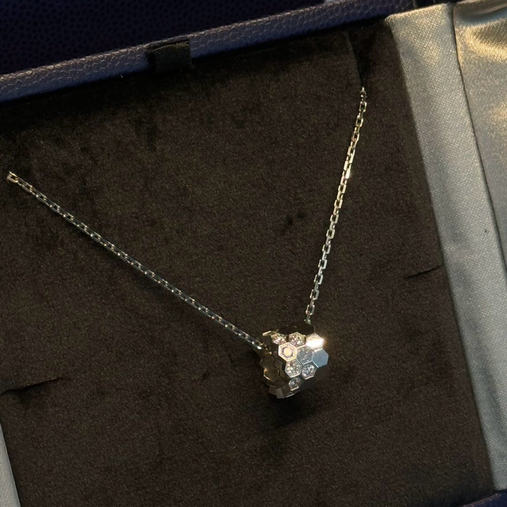 CHAUMET BEE MY LOVE PENDANT MEDIUM MODEL (White Gold)