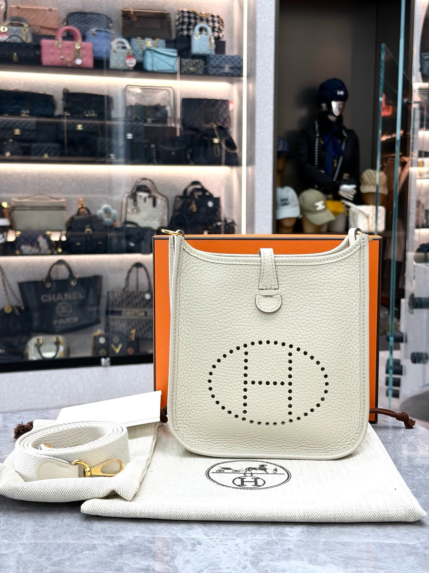 Hermès Evelyne 16 TPM bag is crafted from light-colored Clemence leather with silver-tone hardware