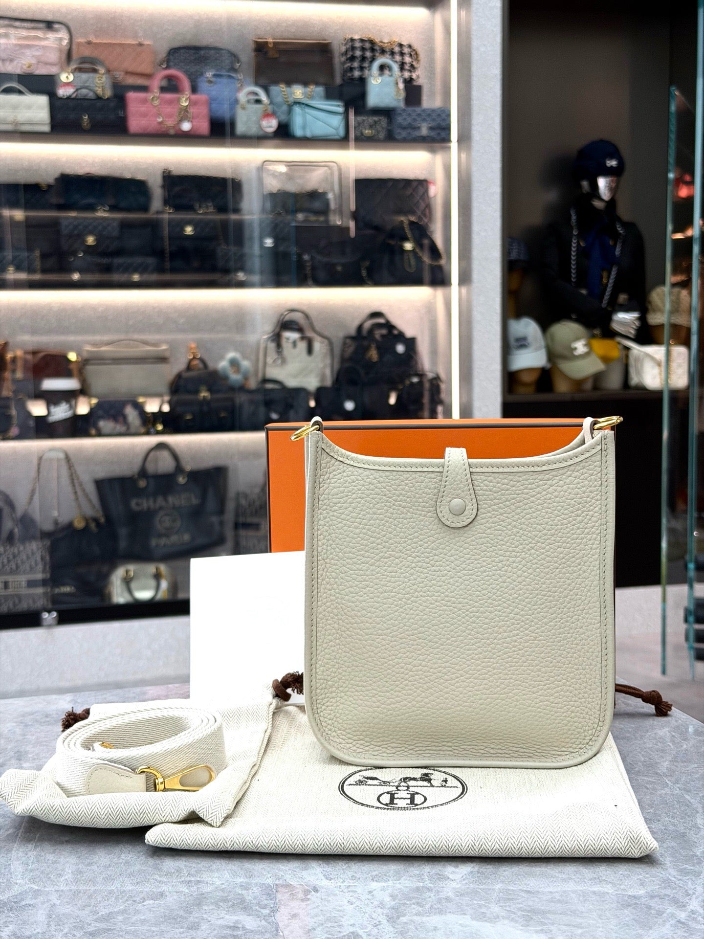 Hermès Evelyne 16 TPM bag is crafted from light-colored Clemence leather with silver-tone hardware