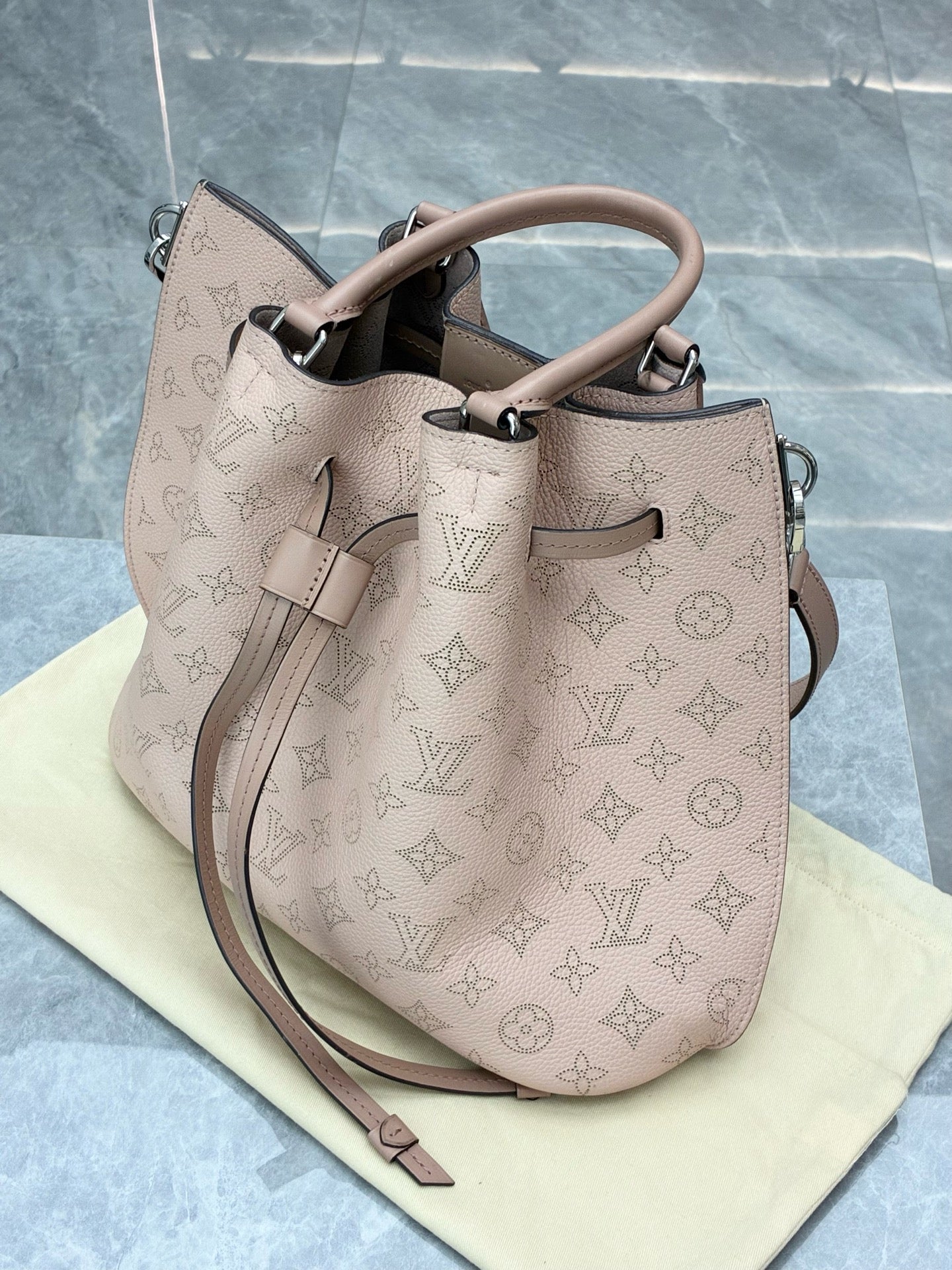 LOUIS VUITTON Girolata Bucket Bag – Beige Perforated Leather (30×27 cm)