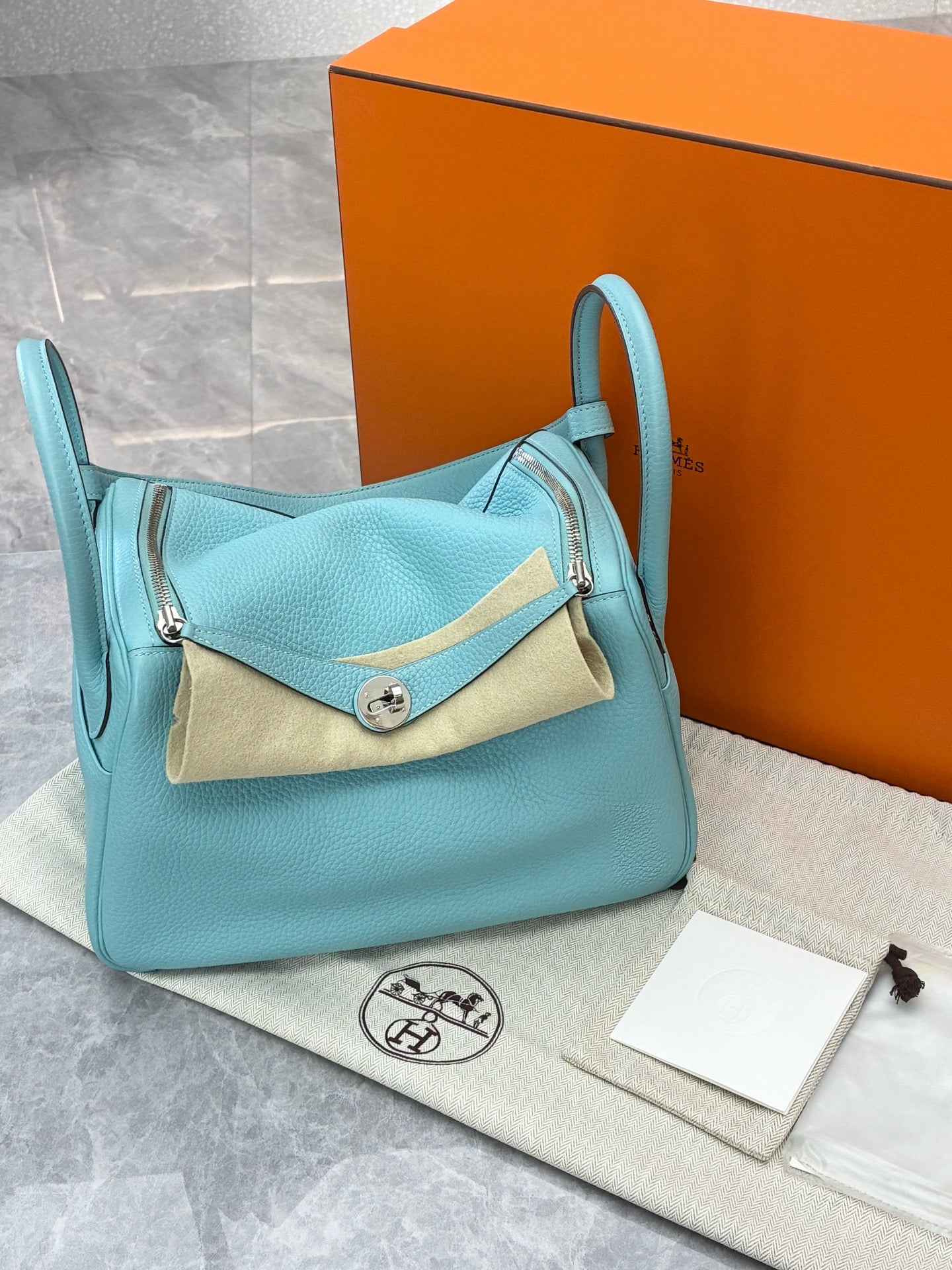 Hermès Lindy 30 – Macaron Blue (3P), Clemence Leather, Palladium Hardware, T Stamp