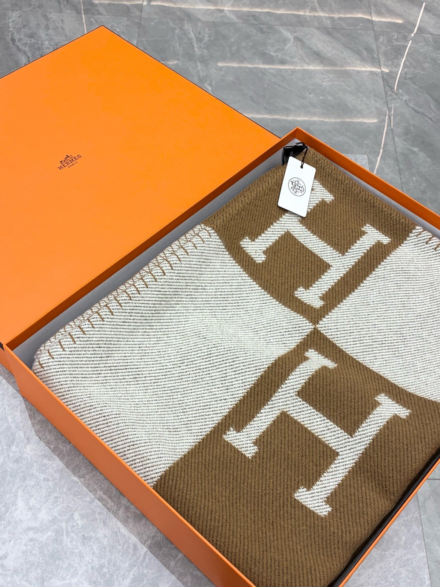 Hermès Avalon 3 Blanket – Brown & Off-White, Brand New
