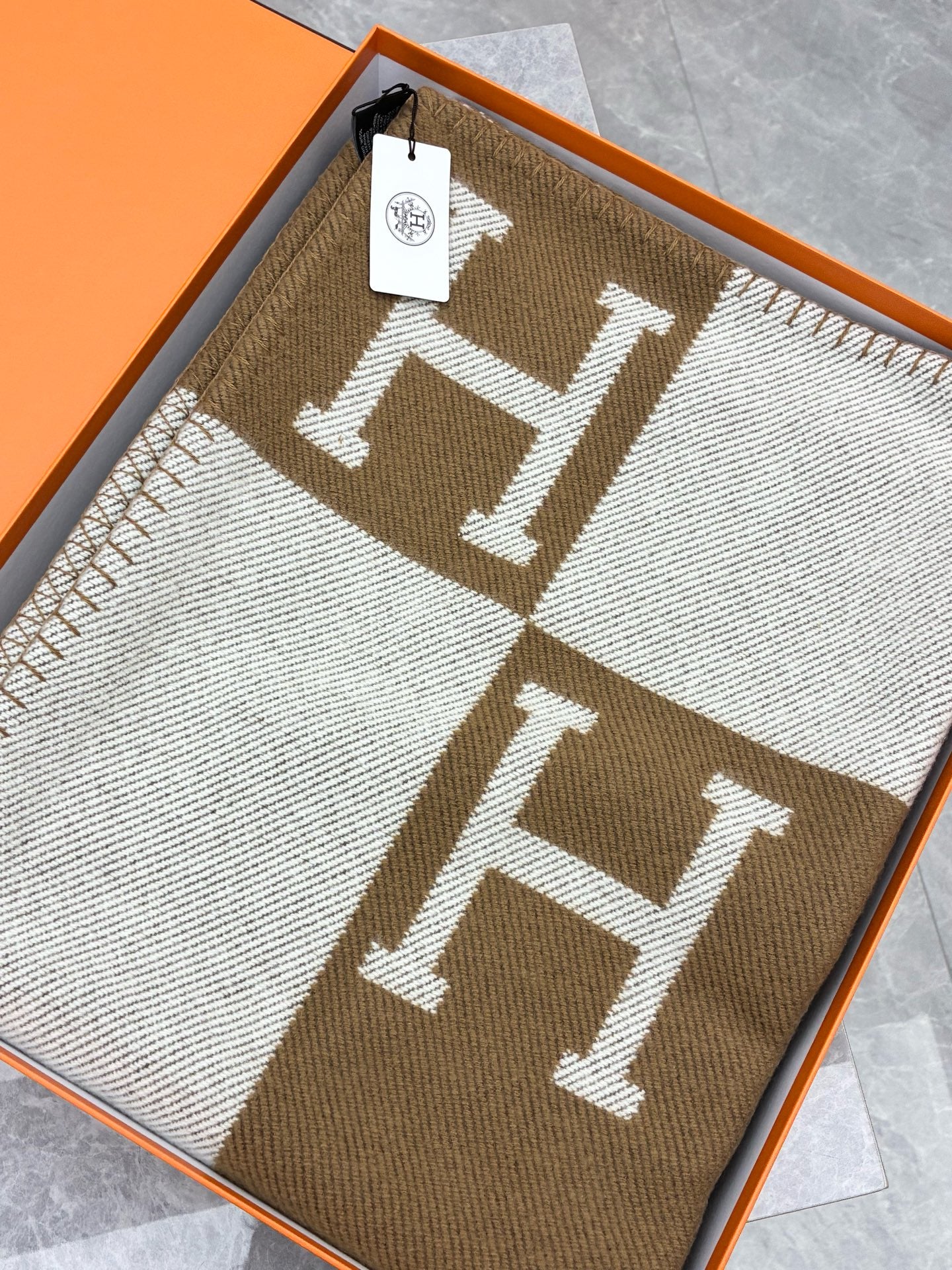 Hermès Avalon 3 Blanket – Brown & Off-White, Brand New