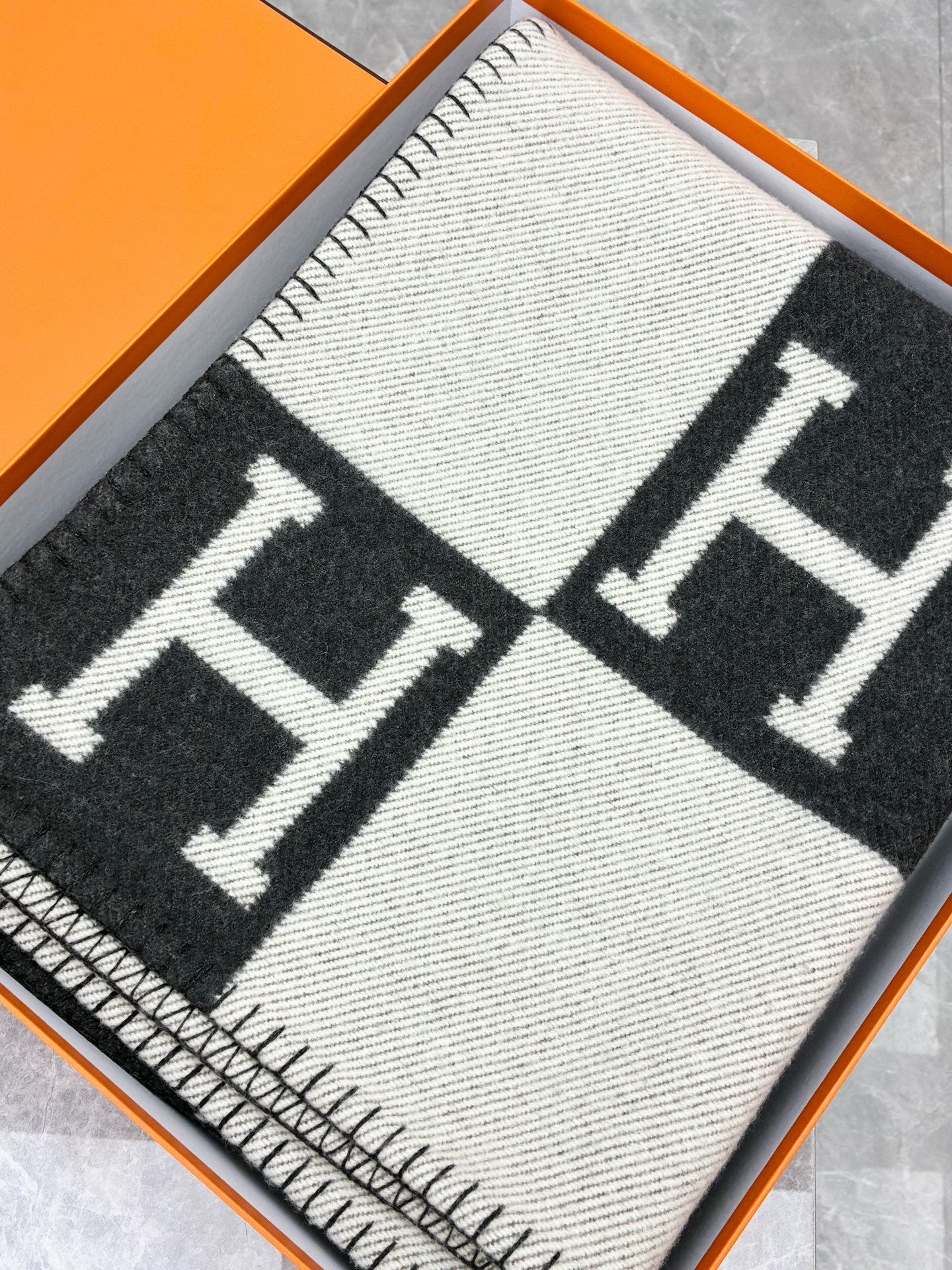 Hermès Avalon 3 Blanket – Black & Dark Grey, Brand New