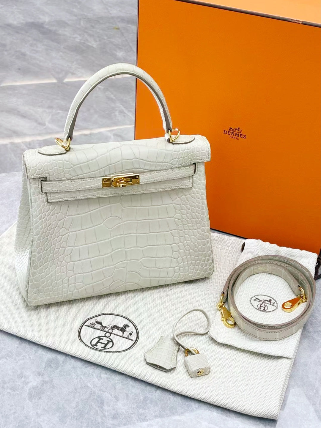 Hermès Kelly 25 – Glacier White Matte Square Crocodile Leather, Gold Hardware, Pre-Owned