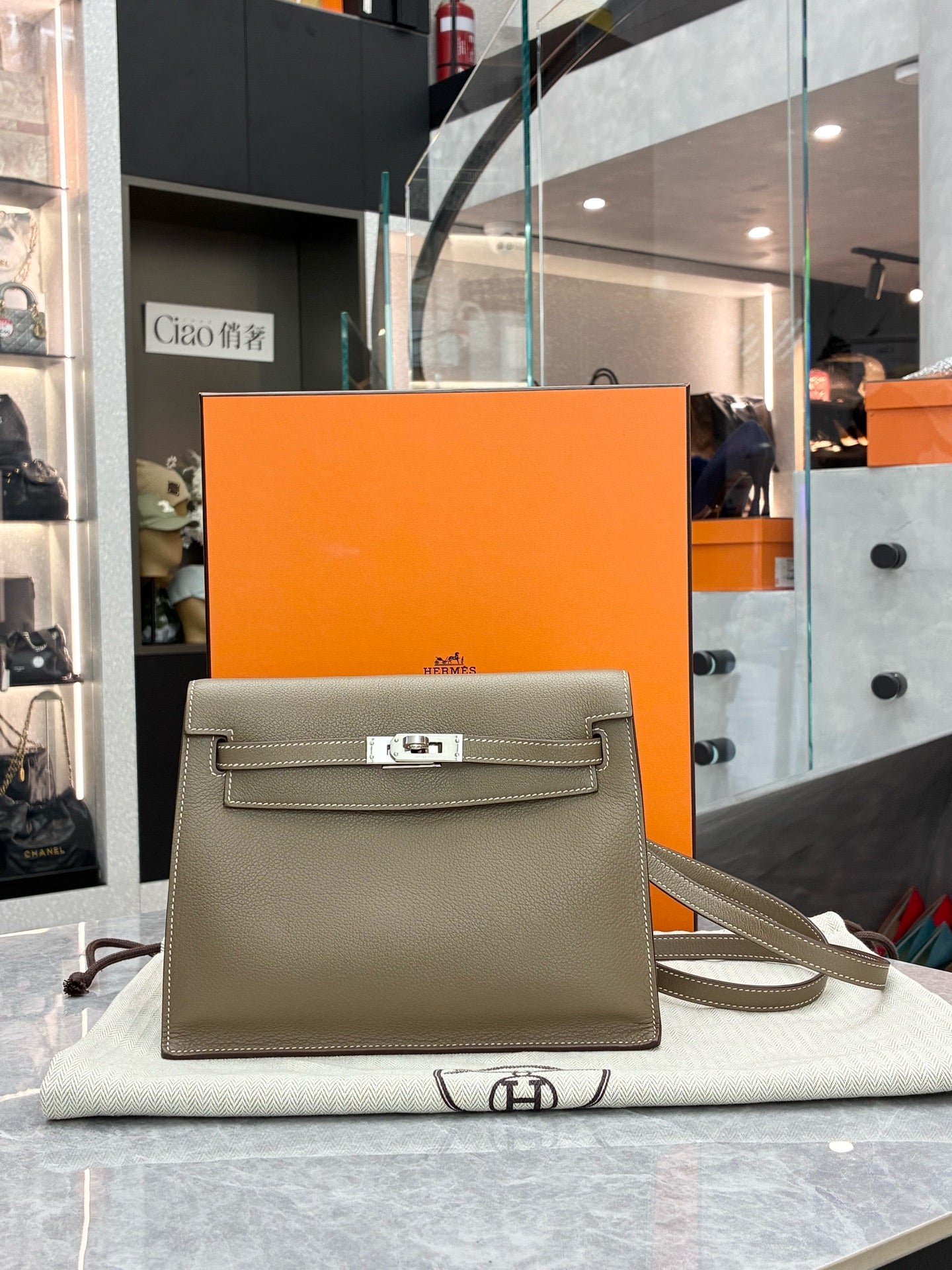 Hermès Kelly Danse – Elephant Grey Evercolor Leather, Palladium Hardware, W Stamp, Pre-Owned