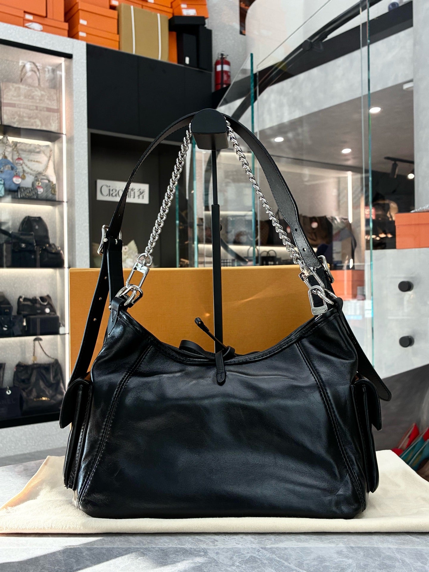 LOUIS VUITTON Carryall Tote – Black Lambskin, Chain Strap, Pre-Owned