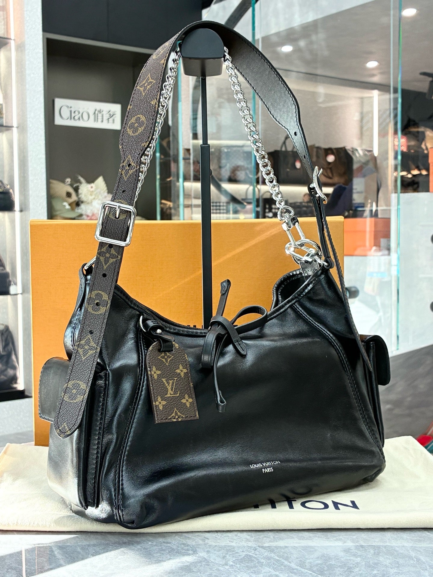 LOUIS VUITTON Carryall Tote – Black Lambskin, Chain Strap, Pre-Owned