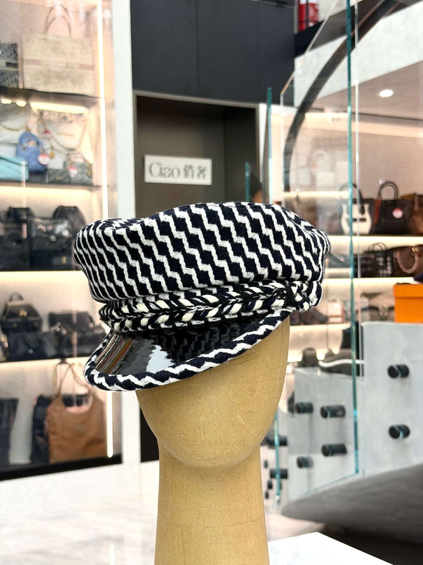 CHANEL Tweed Beret – Black & White Wool Tweed, 2018 Métiers d'Art, Pre-Owned