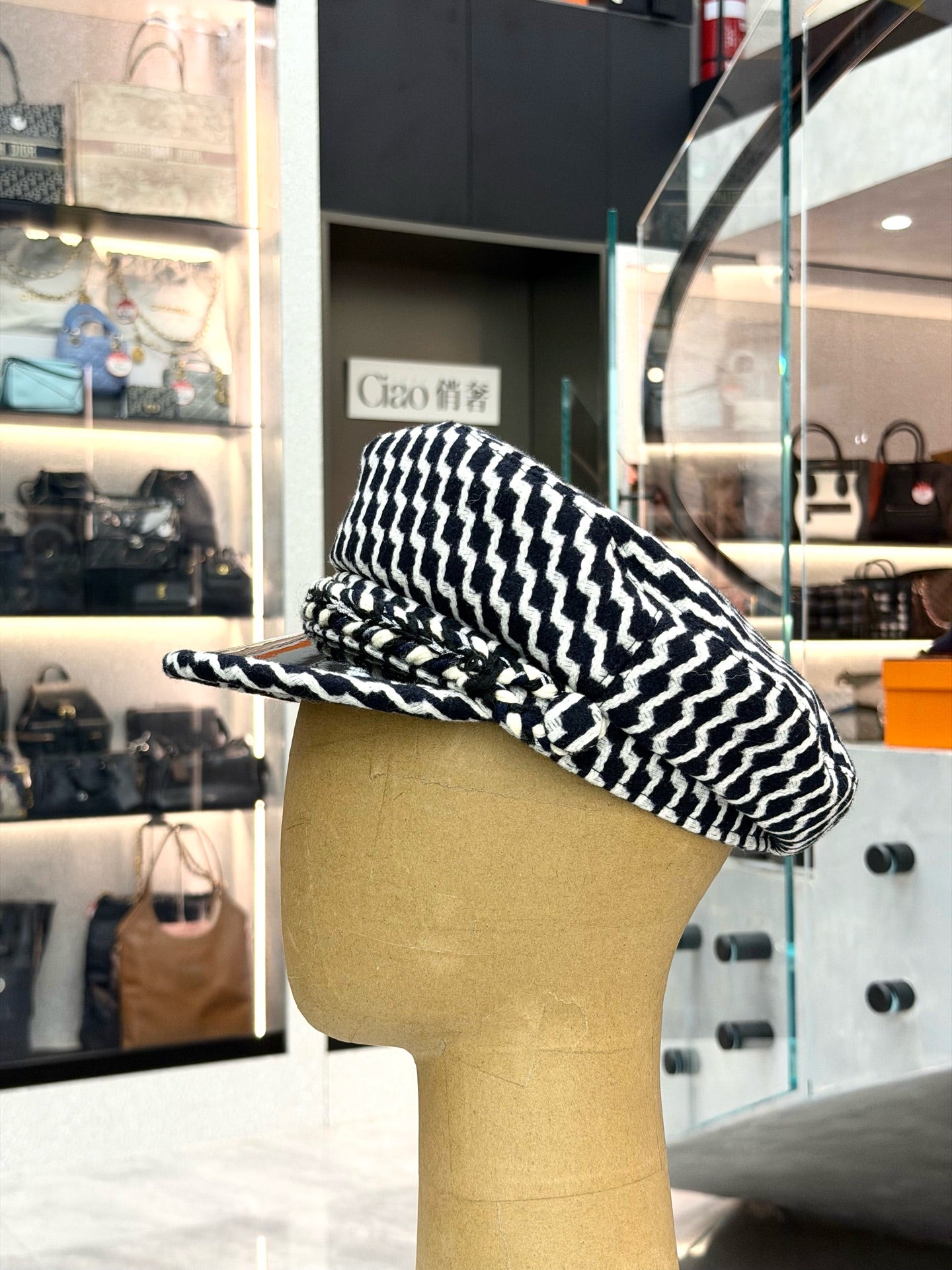 CHANEL Tweed Beret – Black & White Wool Tweed, 2018 Métiers d'Art, Pre-Owned