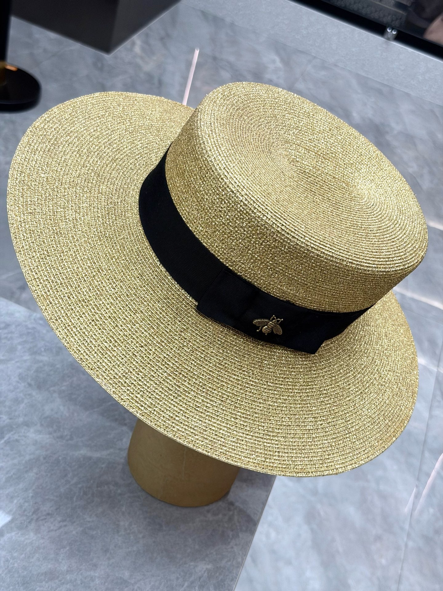 GUCCI Wide-Brim Straw Hat – Gold Bee Motif, Size L (58), Pre-Owned