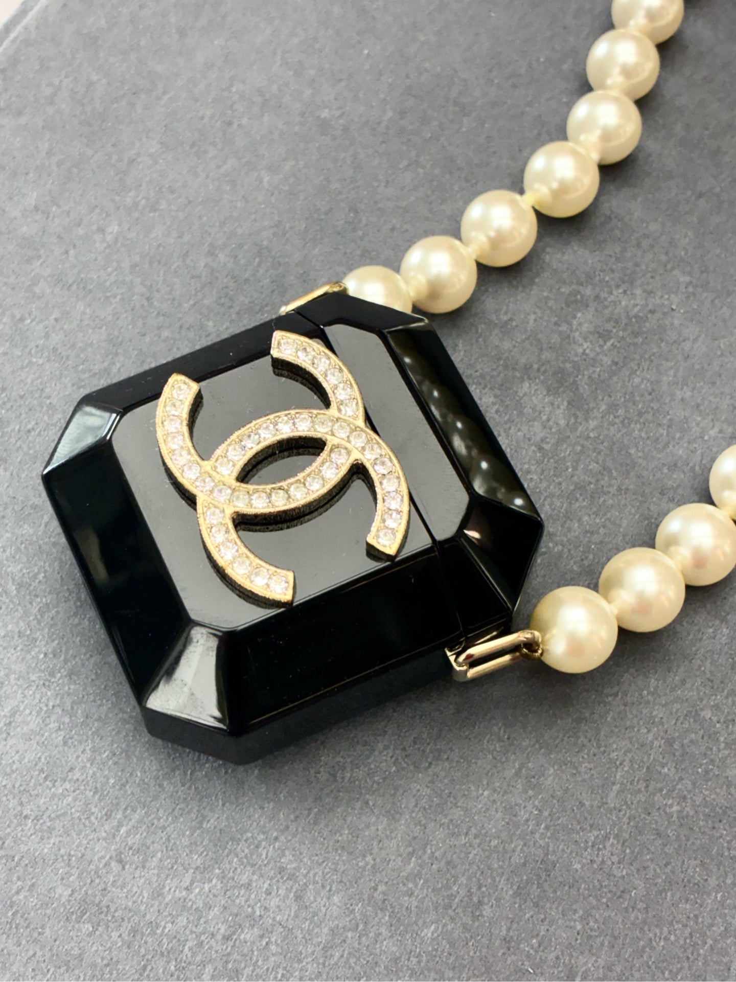 CHANEL Headphone Case Necklace – Black Acrylic, Pearl & Chain, Crystal CC, Very Good Pre-Owned