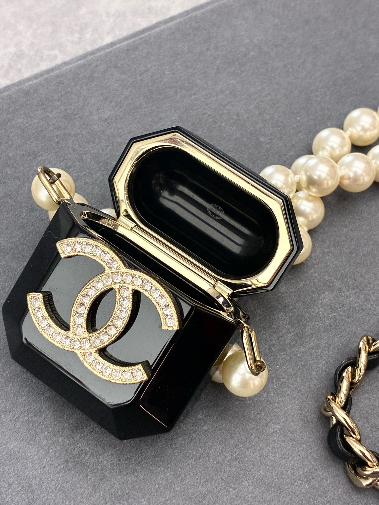 CHANEL Headphone Case Necklace – Black Acrylic, Pearl & Chain, Crystal CC, Very Good Pre-Owned