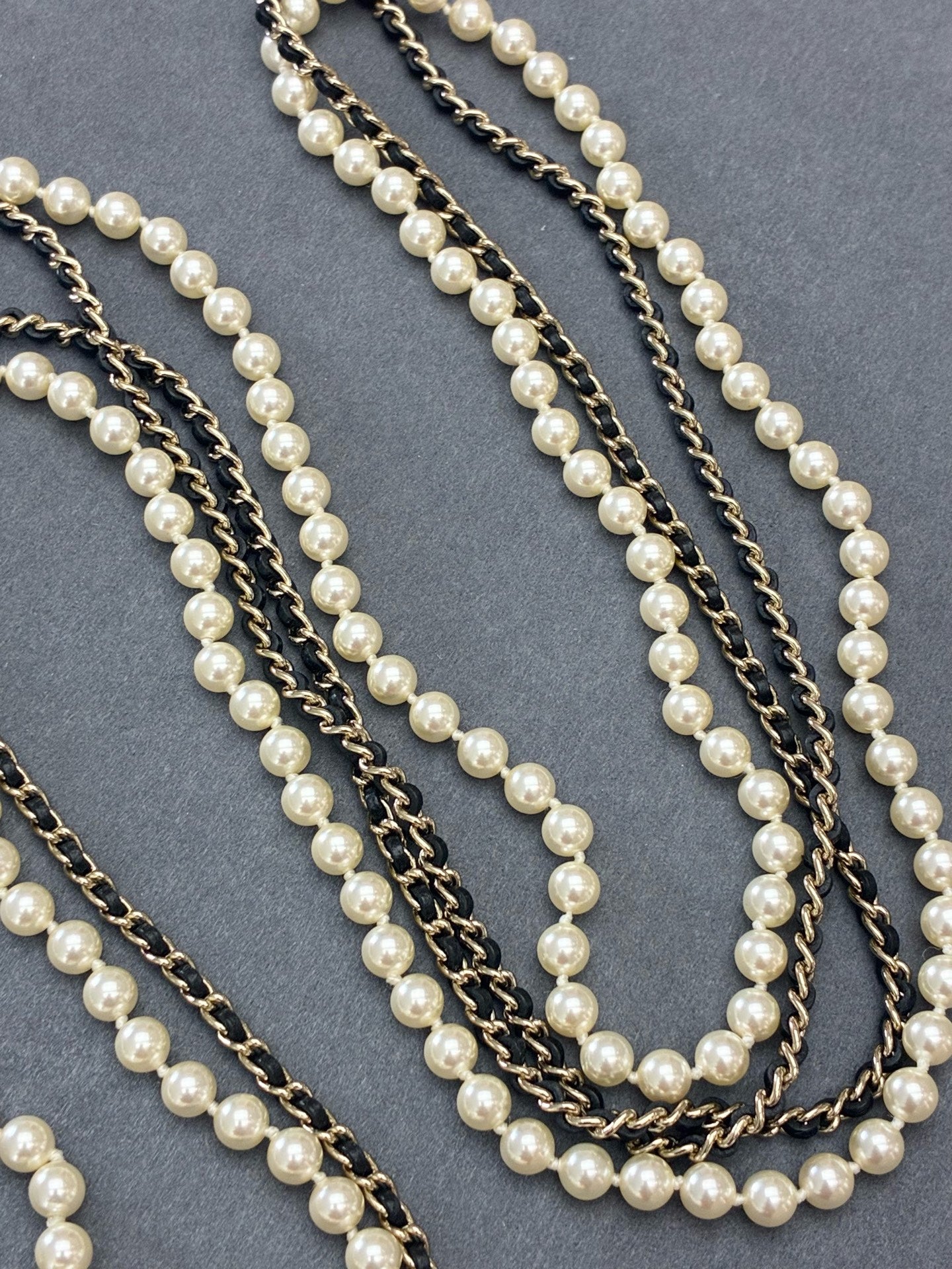 CHANEL 21S Tiny Bag Necklace – Gold-Tone Metal, Pearl & Leather-Woven Chain, Very Good Pre-Owned