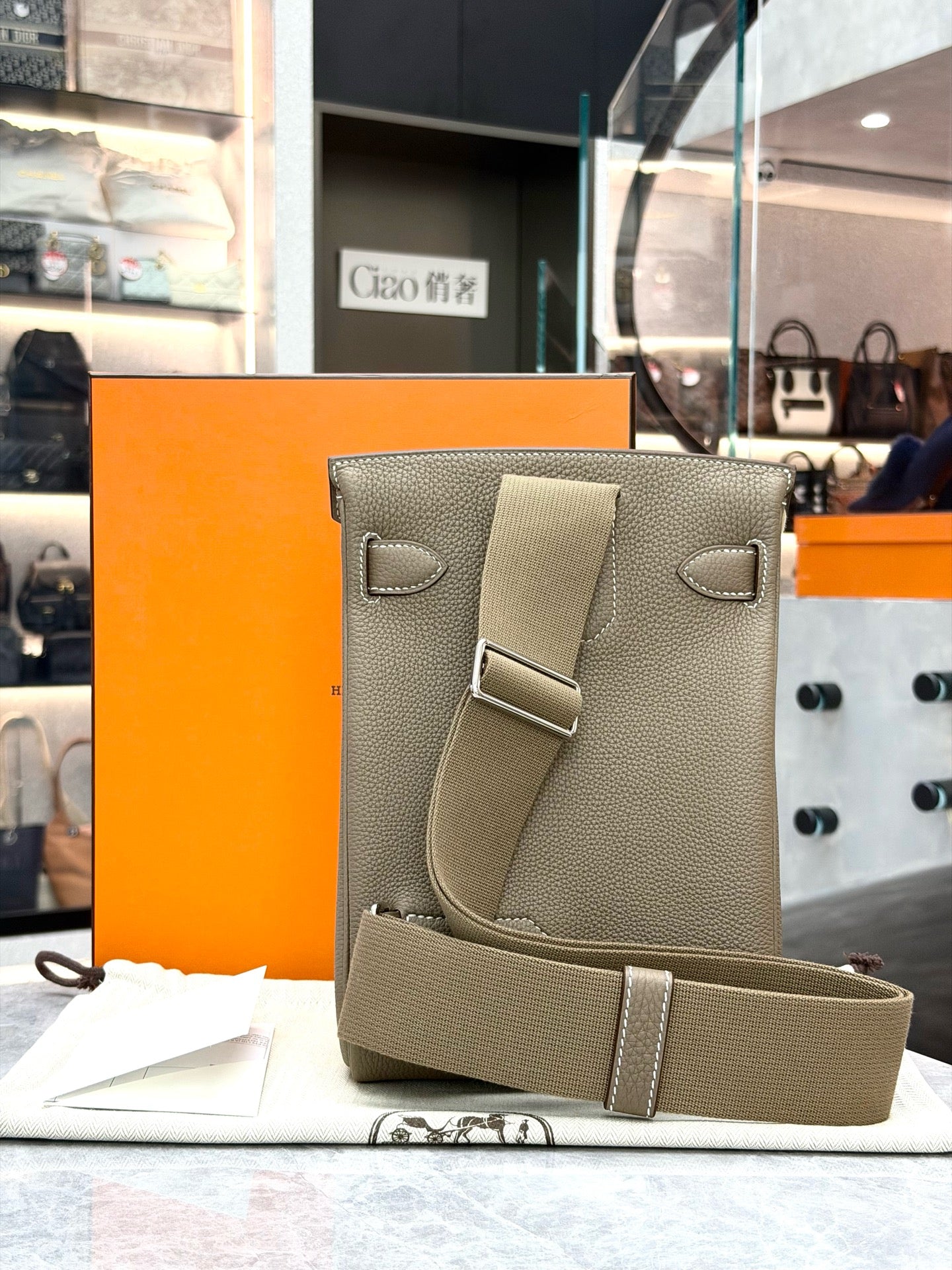 HERMÈS Sacl à Dos – Etoupe Taurillon Clemence Leather, Palladium Kelly-Lock, G Stamp, Brand New