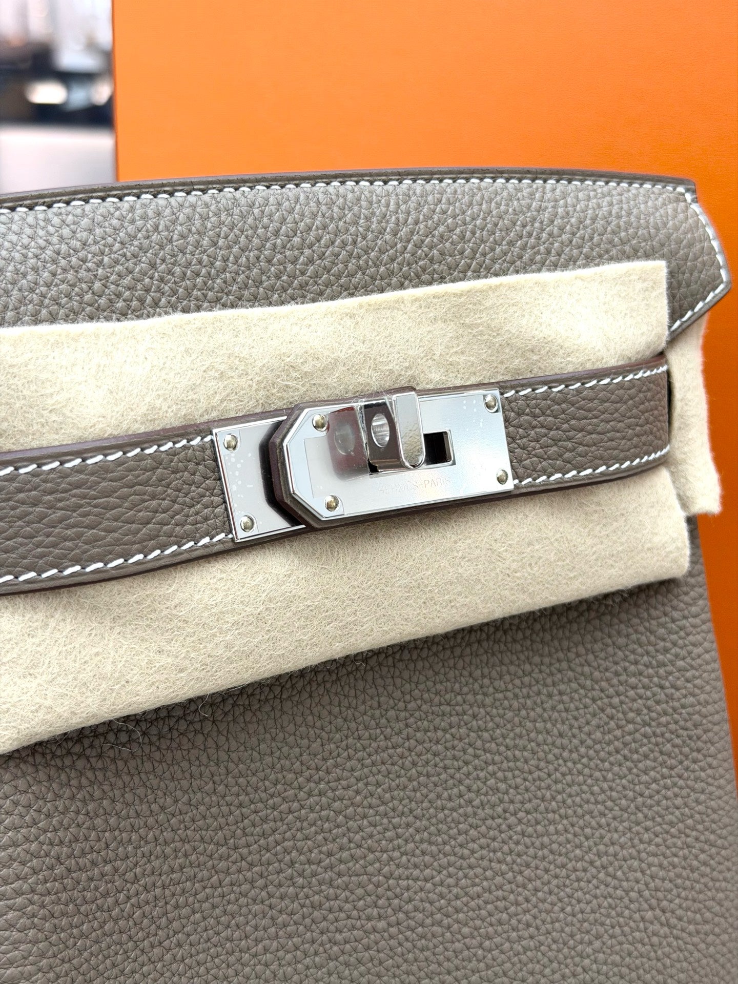 HERMÈS Sacl à Dos – Etoupe Taurillon Clemence Leather, Palladium Kelly-Lock, G Stamp, Brand New