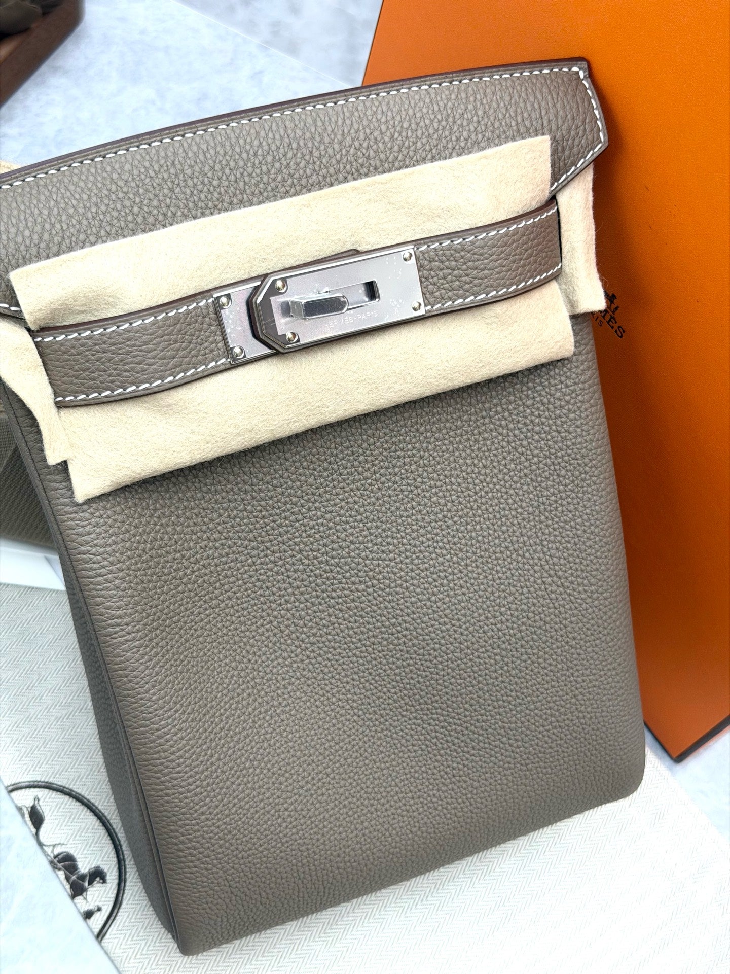 HERMÈS Sacl à Dos – Etoupe Taurillon Clemence Leather, Palladium Kelly-Lock, G Stamp, Brand New