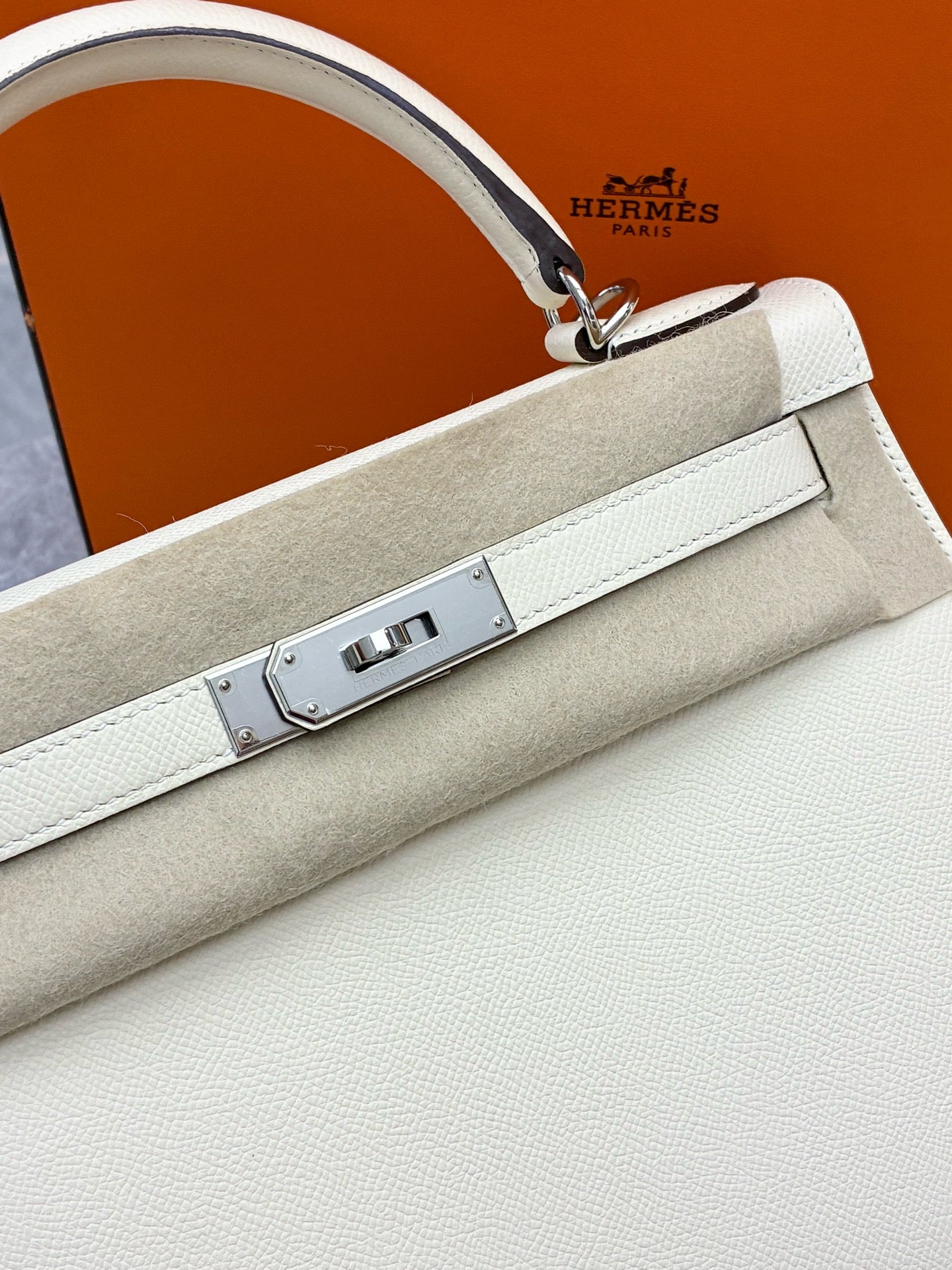 HERMÈS Kelly Sellier 28 – Nata Epsom Leather, Palladium Hardware, U Stamp, Very Good Pre-Owned