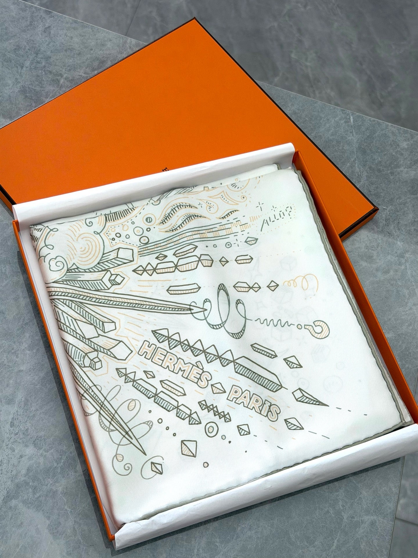 HERMÈS Carré 90 Silk Twill Scarf – En Connecting, Blanc / Orange, 90 × 90 cm, Brand New