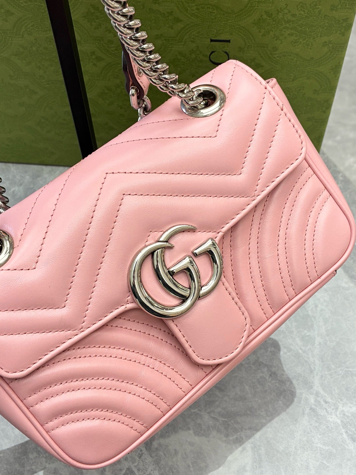 GUCCI GG Marmont Mini Flap Bag – Light Pink Matelassé Chevron Leather, Silver Hardware, 22 cm, Pre-Owned