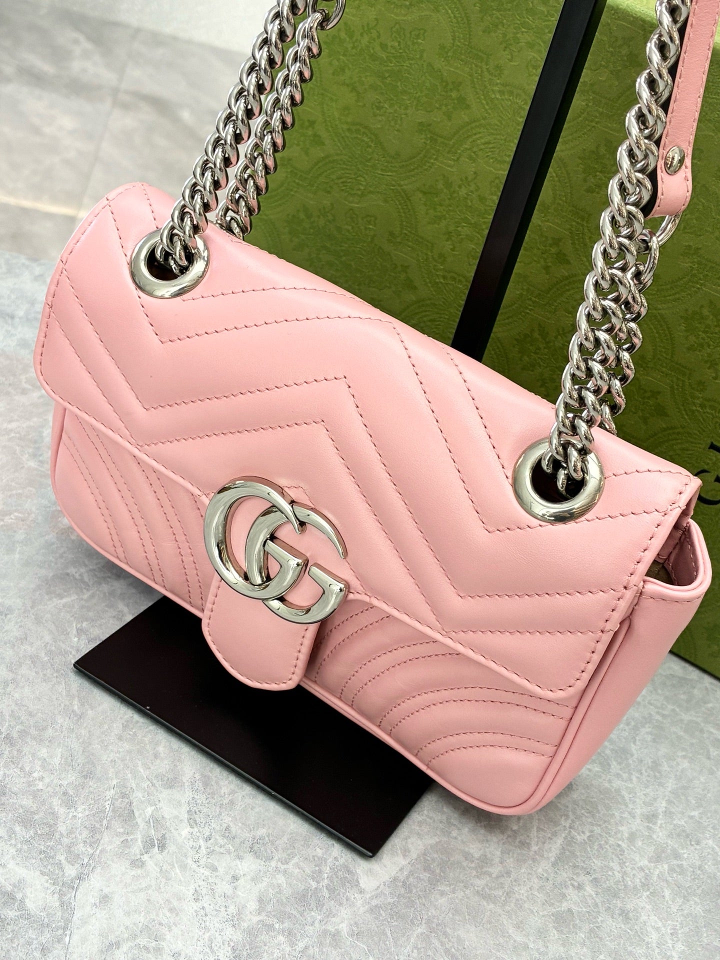 GUCCI GG Marmont Mini Flap Bag – Light Pink Matelassé Chevron Leather, Silver Hardware, 22 cm, Pre-Owned