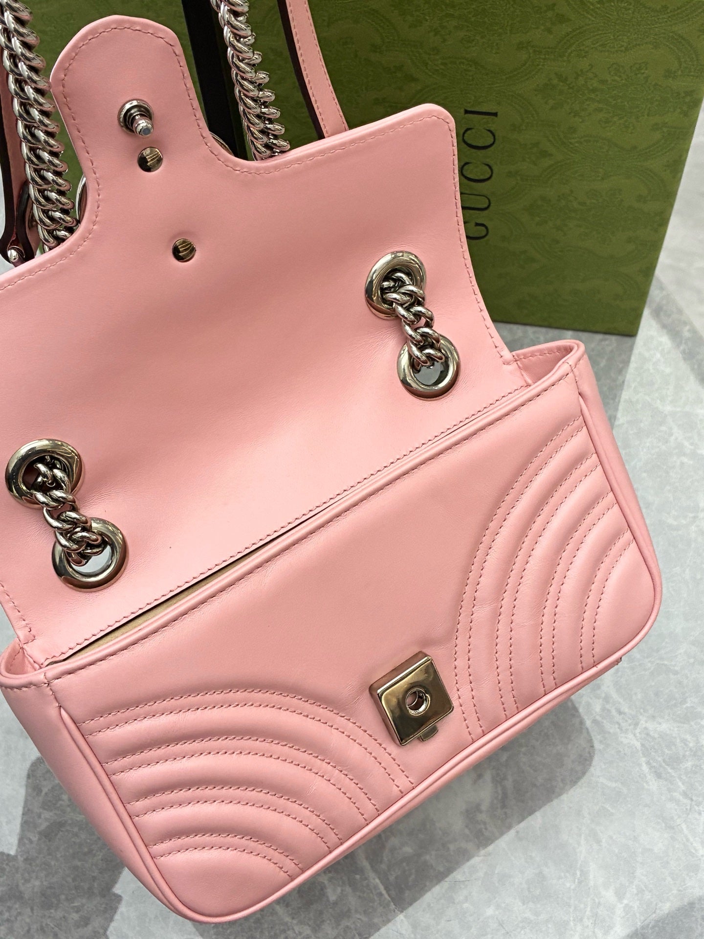 GUCCI GG Marmont Mini Flap Bag – Light Pink Matelassé Chevron Leather, Silver Hardware, 22 cm, Pre-Owned