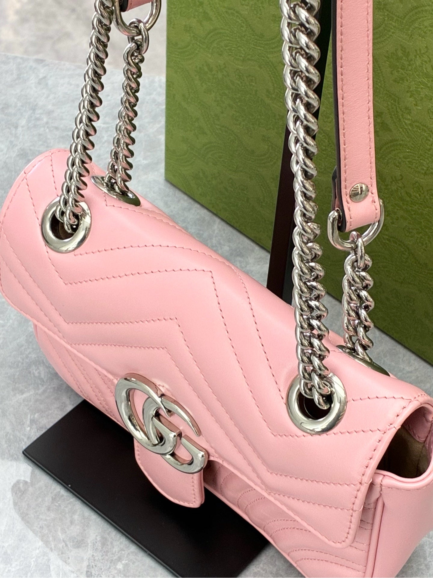 GUCCI GG Marmont Mini Flap Bag – Light Pink Matelassé Chevron Leather, Silver Hardware, 22 cm, Pre-Owned
