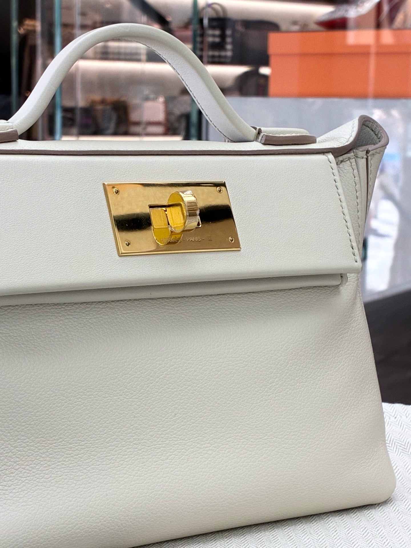 HERMÈS Mini 2424 – Glacier White Epsom Leather, Gold Hardware, B Stamp, Excellent Pre-Owned