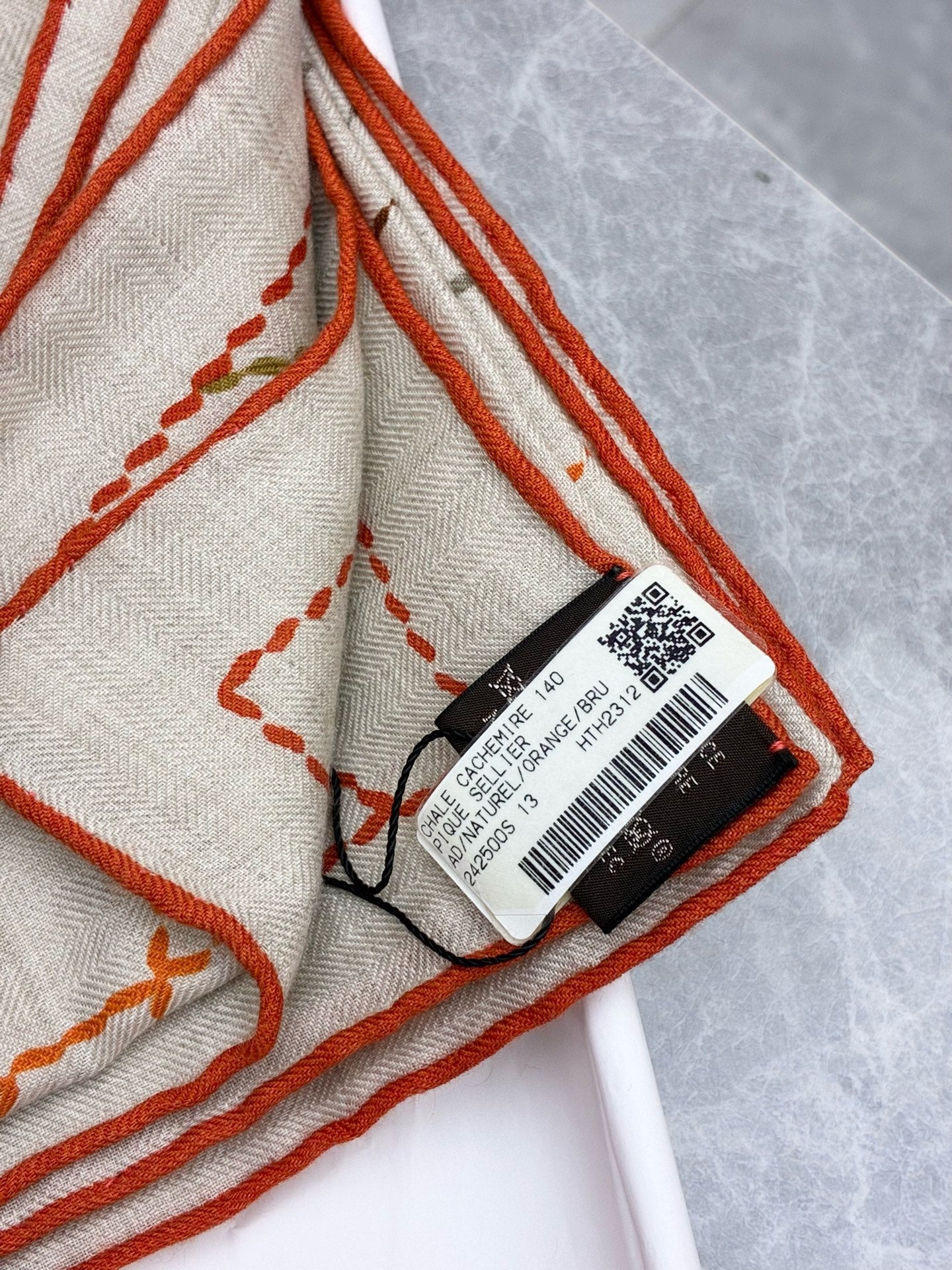 HERMÈS Cashmere & Silk Scarf – Saddle-Stitch Jacquard, Naturel / Orange Bru, 140 cm, Brand New
