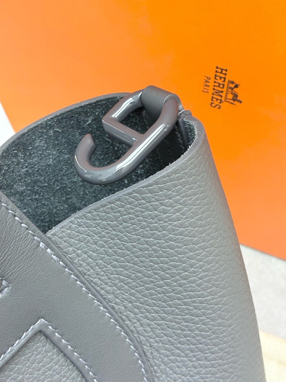 HERMÈS In-the-Loop 18 – Slate Grey Taurillon Clemence, W Stamp, Excellent Pre-Owned
