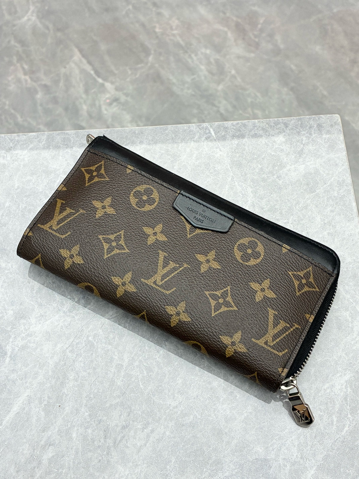 LOUIS VUITTON Zippy Dragonne – Monogram Canvas, Black Leather Trim, Good Pre-Owned