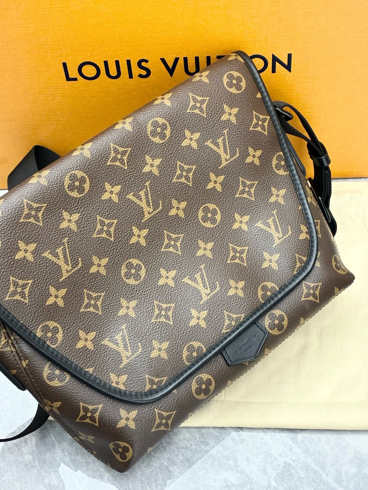 LOUIS VUITTON Magnetic Messenger – Monogram Coated Canvas, Black Leather Trim, Adjustable Strap, Good Pre-Owned