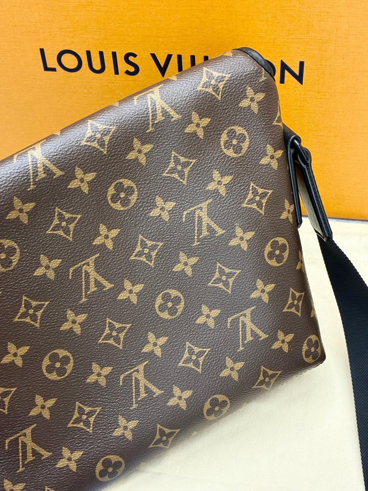 LOUIS VUITTON Magnetic Messenger – Monogram Coated Canvas, Black Leather Trim, Adjustable Strap, Good Pre-Owned