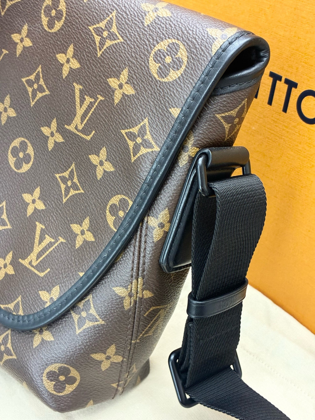 LOUIS VUITTON Magnetic Messenger – Monogram Coated Canvas, Black Leather Trim, Adjustable Strap, Good Pre-Owned