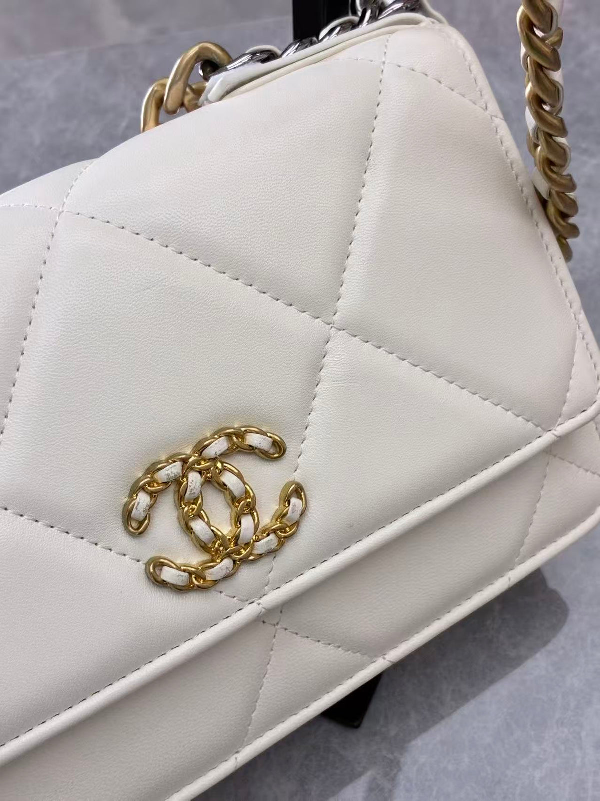 CHANEL 19 Wallet on Chain – Ivory Beige Lambskin, Two-Tone Gold & Silver Chain, Microchip Era, Good Pre-Owned