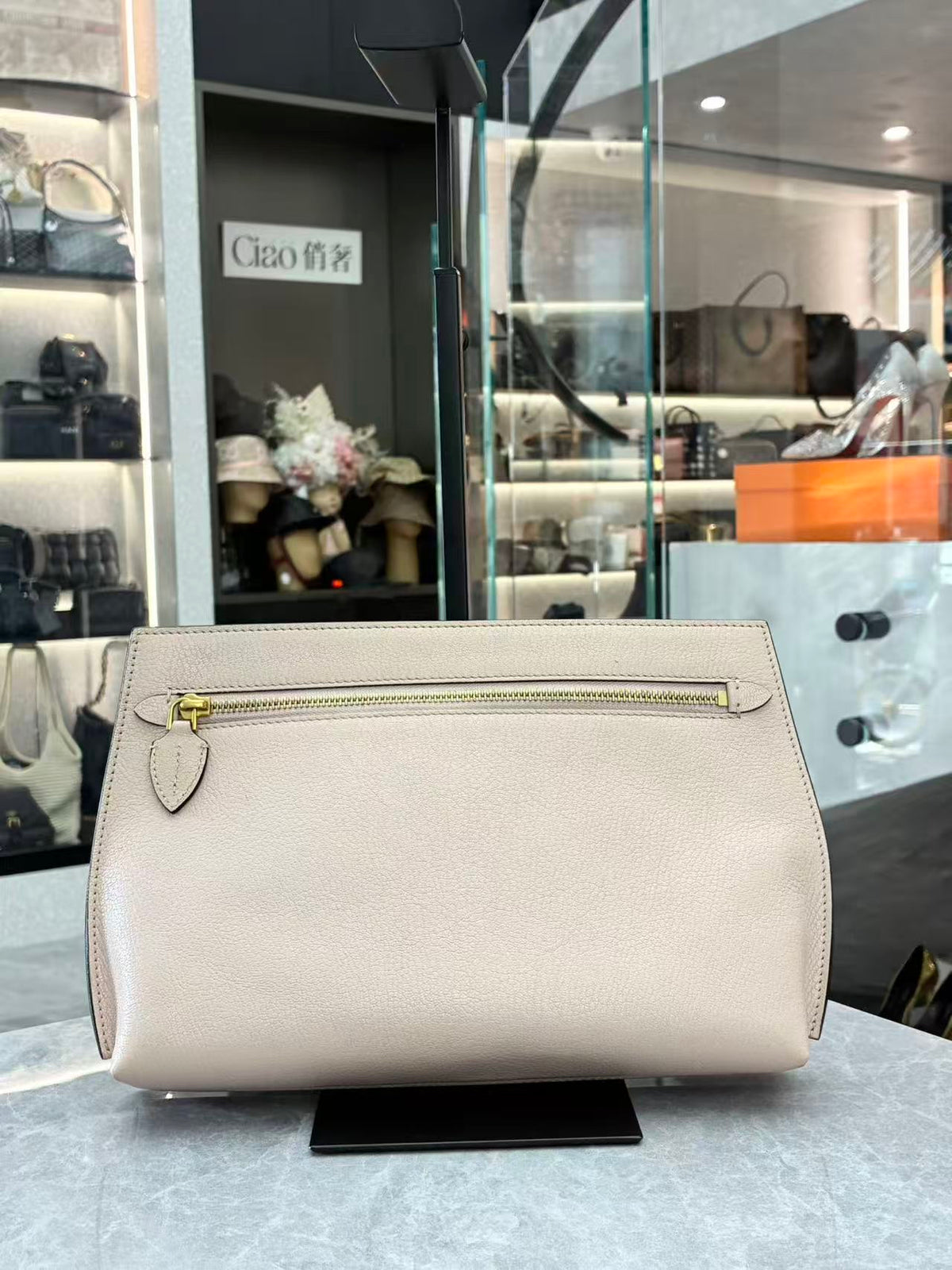 BURBERRY Leather Clutch – Nude with Gold Zip and Arrow Detail, Good Pre-Owned