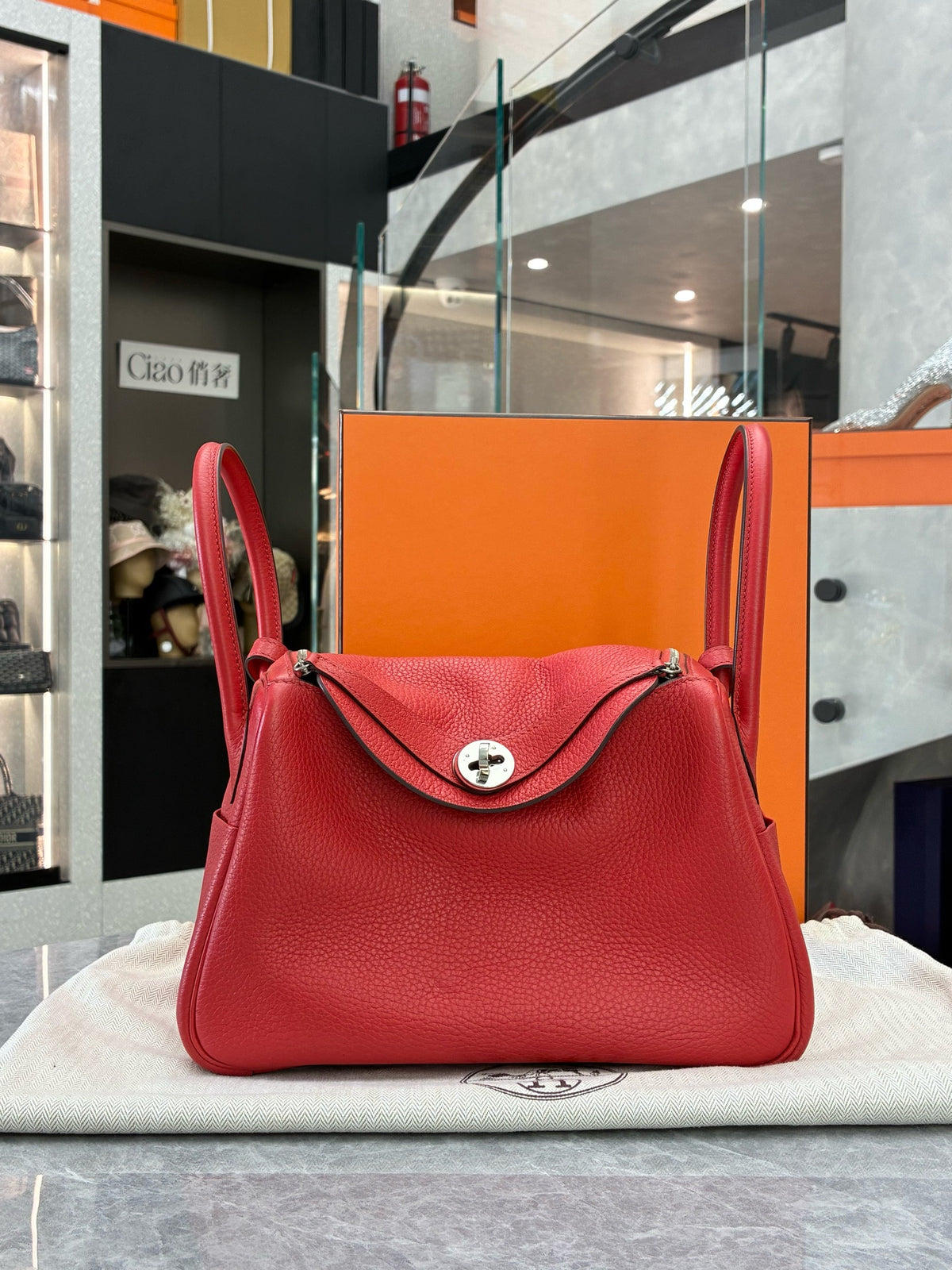 HERMÈS Lindy 26 – Q5 Rouge Vif Clemence Leather, Palladium Hardware, X Stamp, Good Pre-Owned