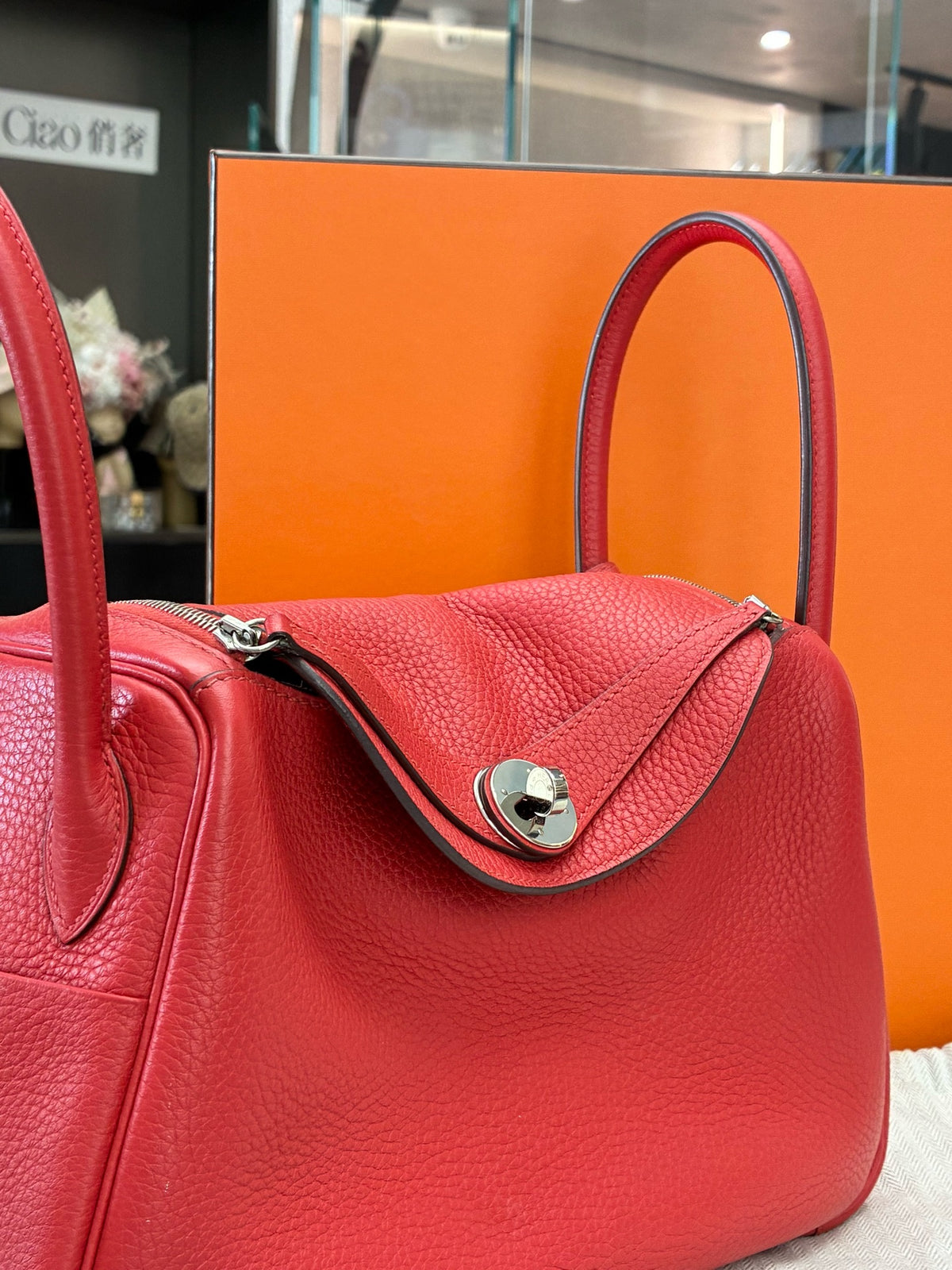 HERMÈS Lindy 26 – Q5 Rouge Vif Clemence Leather, Palladium Hardware, X Stamp, Good Pre-Owned