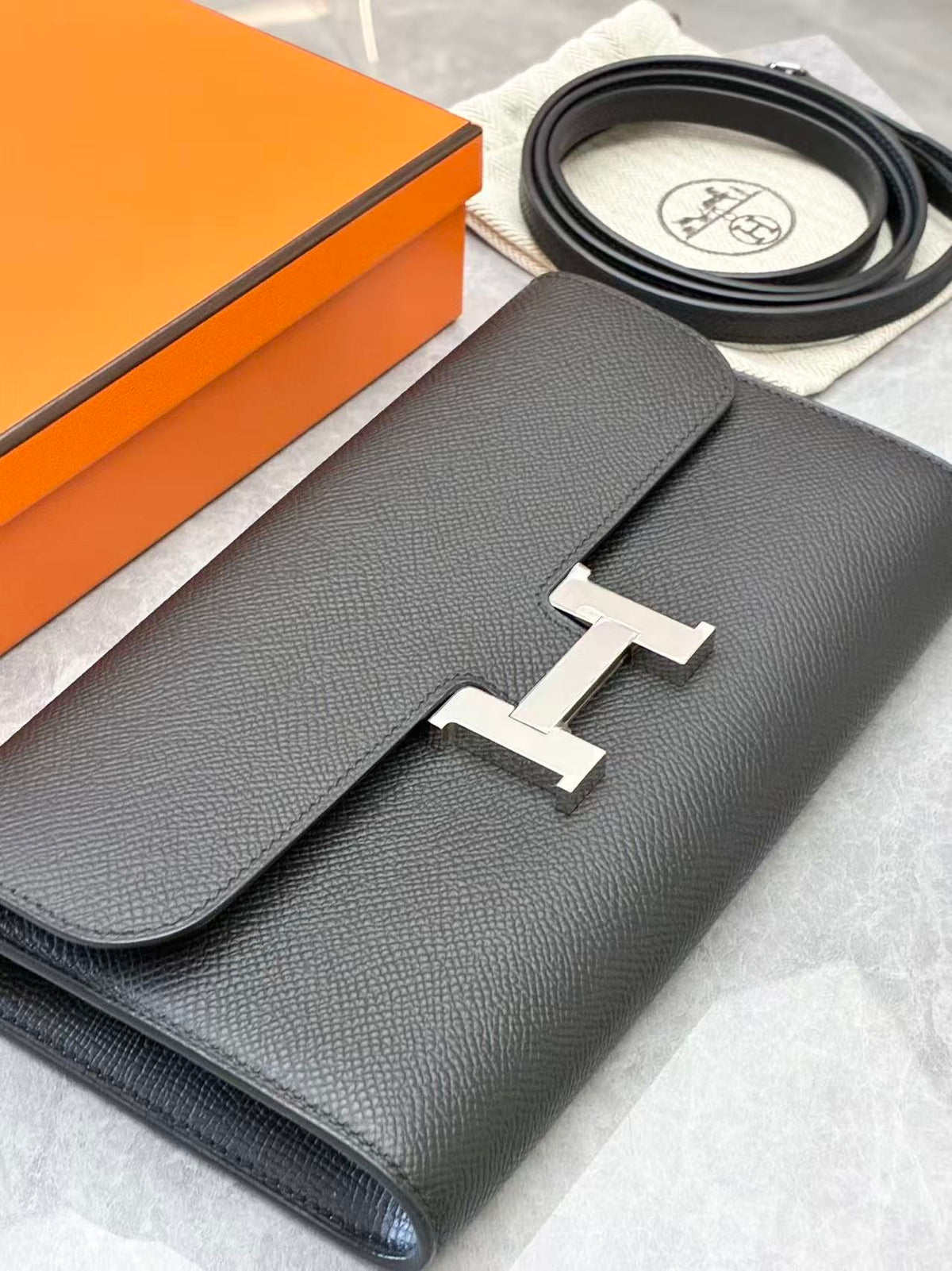 HERMÈS Constance To Go Wallet – Black Epsom Leather, Palladium Hardware, W Stamp, Excellent Pre-Owned