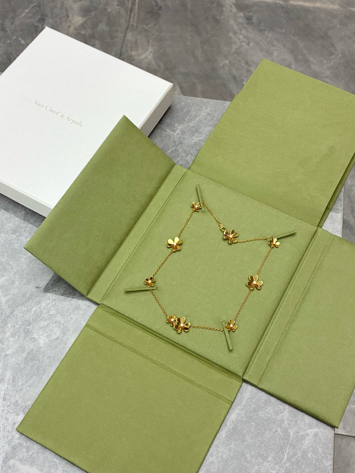 VAN CLEEF & ARPELS Frivole Necklace – 18K Yellow Gold with Diamond Flower Motifs, 9 Flowers, Good Pre-Owned