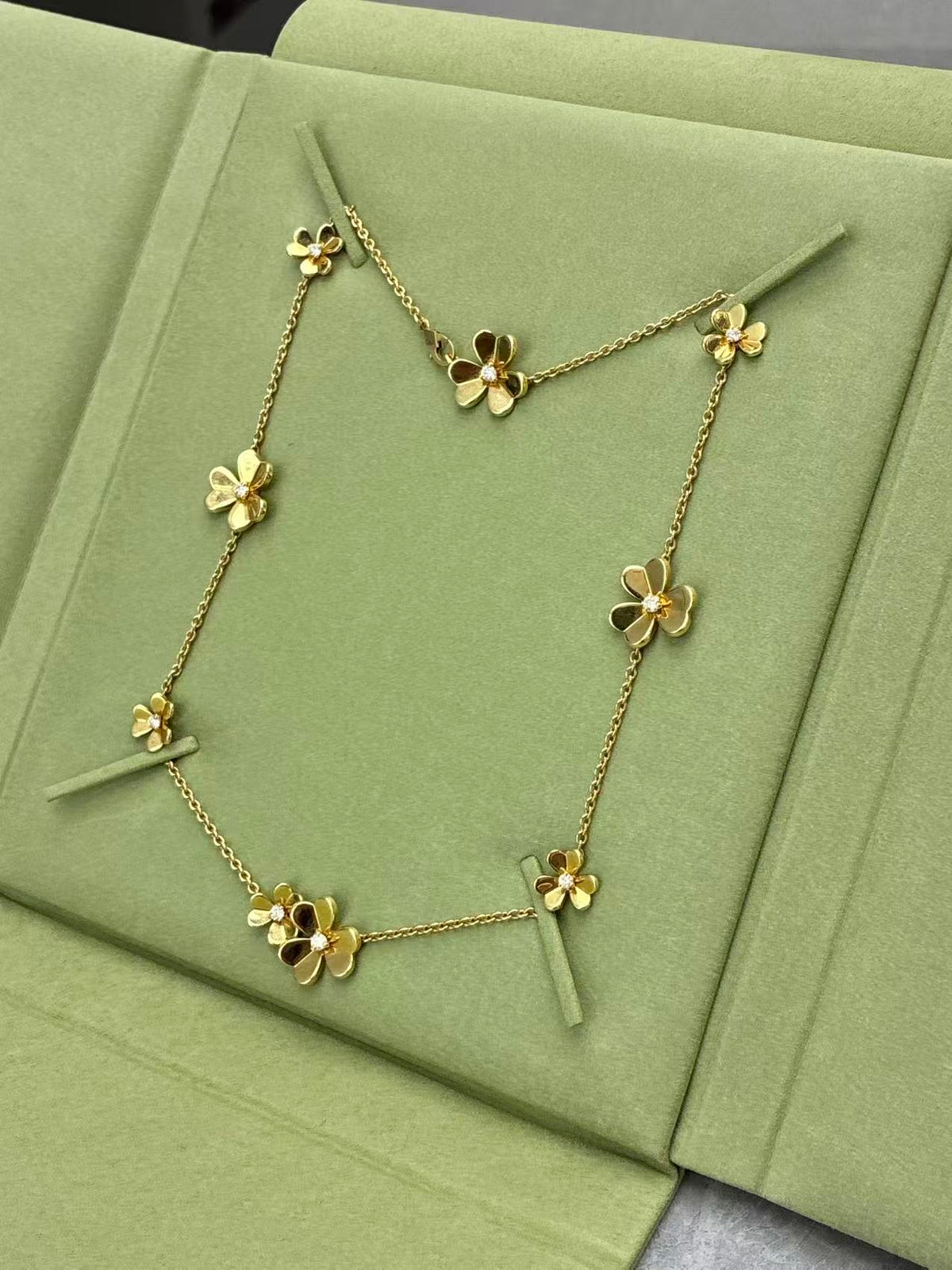 VAN CLEEF & ARPELS Frivole Necklace – 18K Yellow Gold with Diamond Flower Motifs, 9 Flowers, Good Pre-Owned