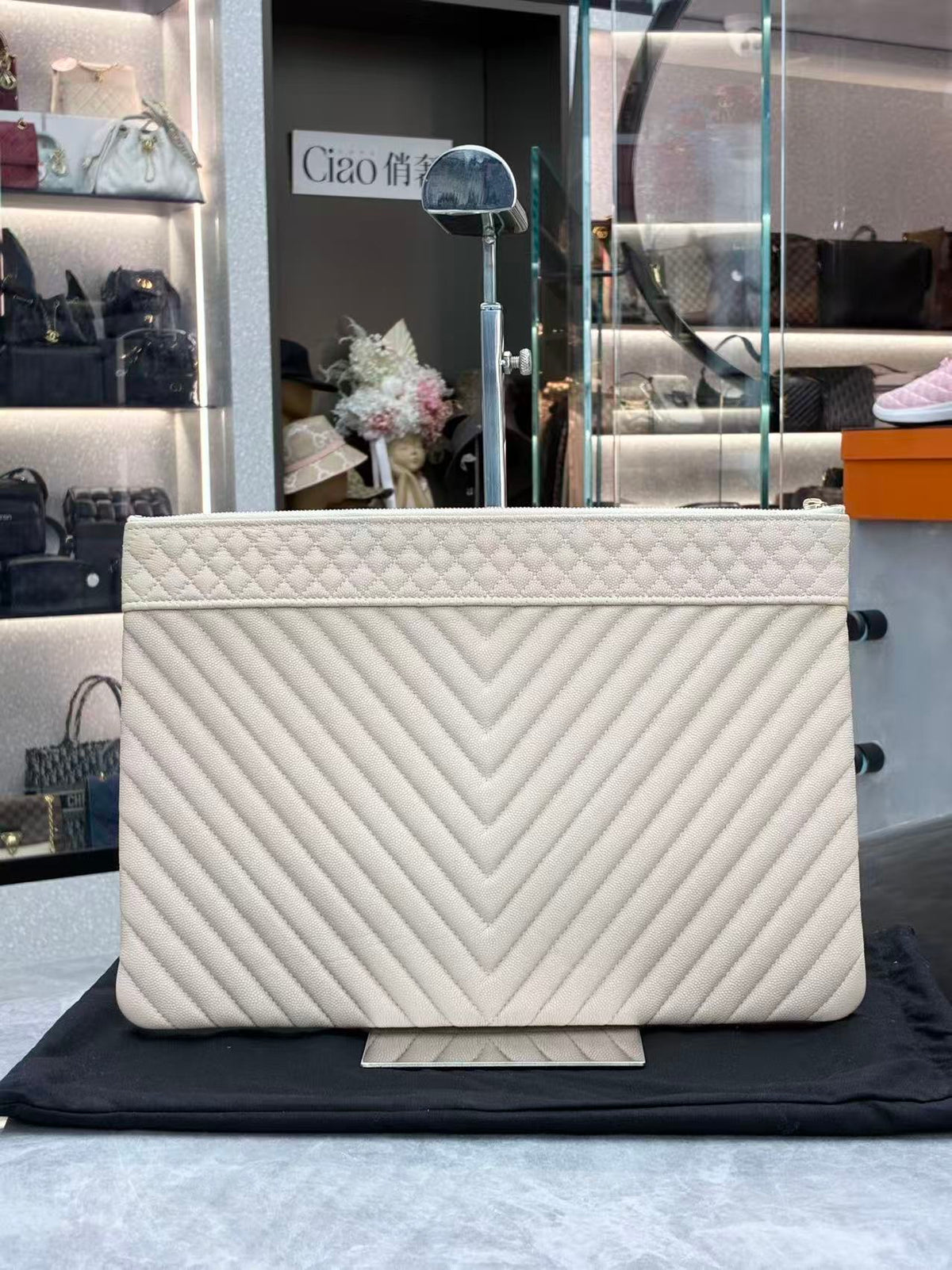 CHANEL Clutch Bag – Beige Quilted Lambskin with Chevron Weave and Gold-Tone CC, 33.5 x 24 cm, Excellent Pre-Owned