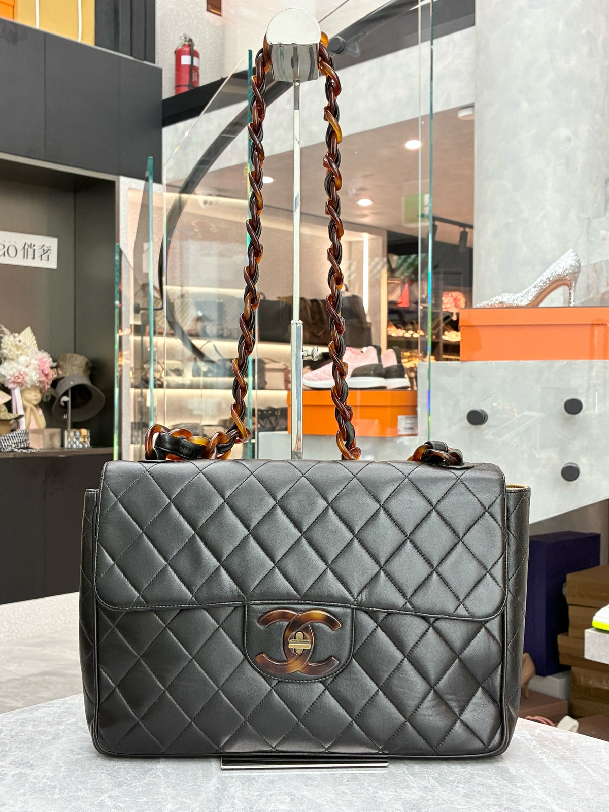 CHANEL Maxi Flap Bag – Black Quilted Lambskin with Tortoiseshell Hardware and Chain Strap, 30 cm, Good Pre-Owned