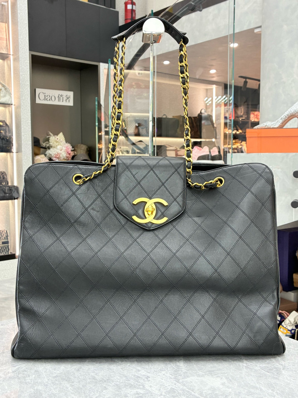 CHANEL Airport Tote Large – Black Quilted Lambskin with Gold-Tone Hardware, 46 x 33 cm, Good Pre-Owned