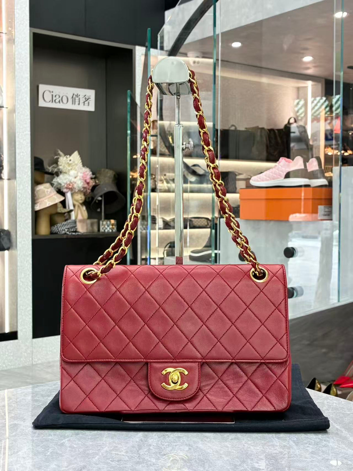 CHANEL Classic Flap Bag Medium – Red Quilted Lambskin with Gold-Tone CC and Chain Strap, Good Pre-Owned