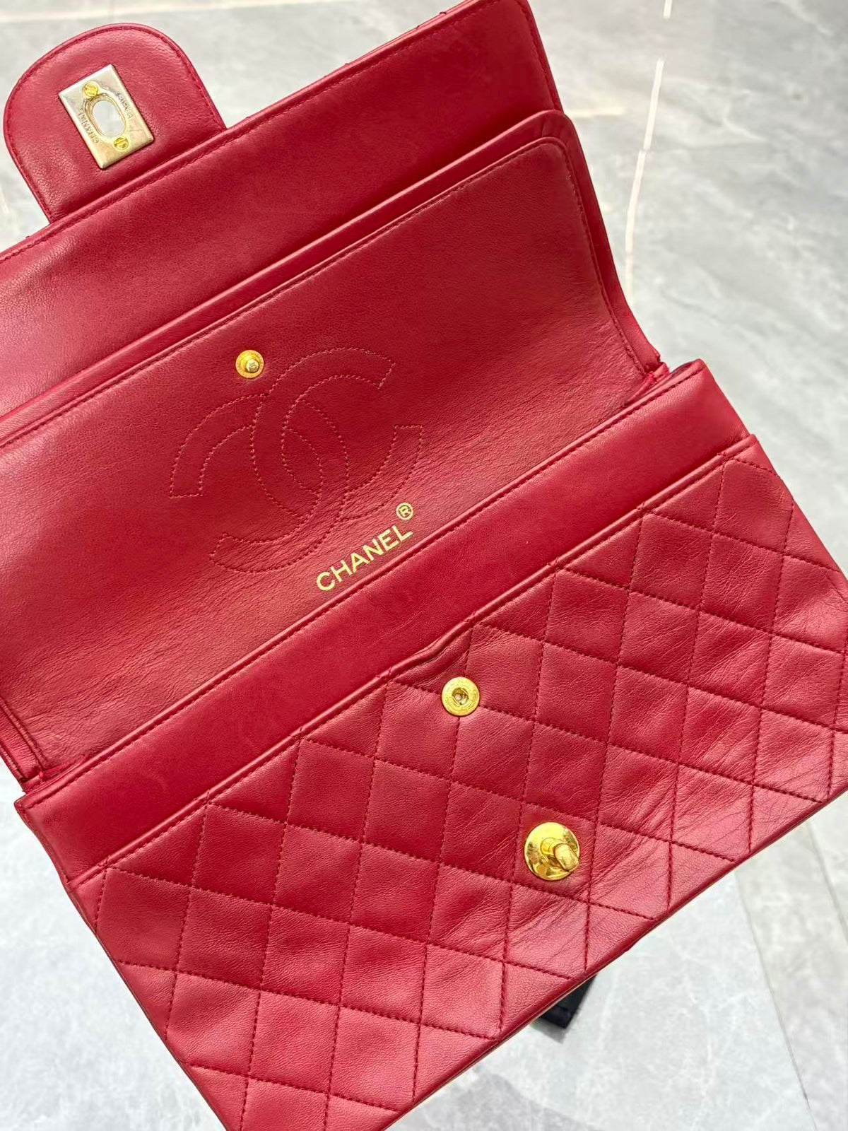 CHANEL Classic Flap Bag Medium – Red Quilted Lambskin with Gold-Tone CC and Chain Strap, Good Pre-Owned