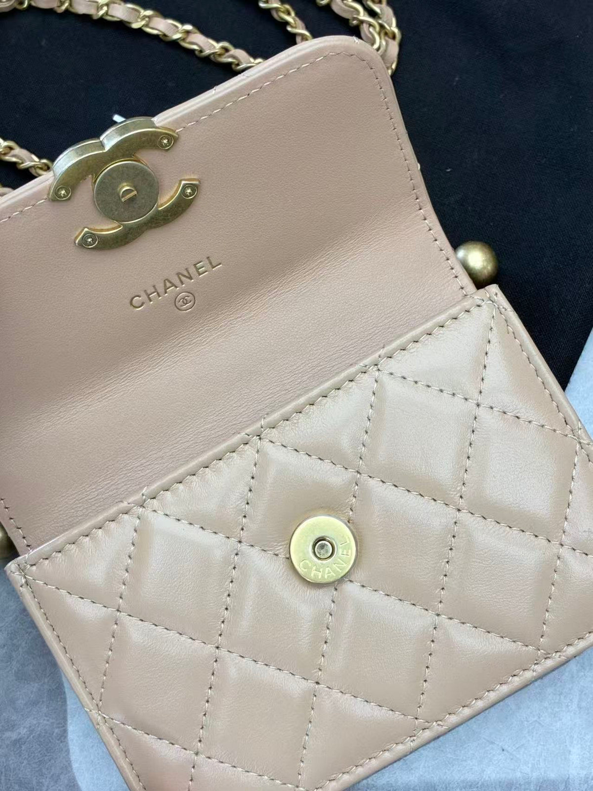 CHANEL 21A Wallet on Chain – Milk Tea Beige Quilted Lambskin with Gold Hardware and Double Gold Balls, 12.5 cm, 31 Series, Excellent Pre-Owned