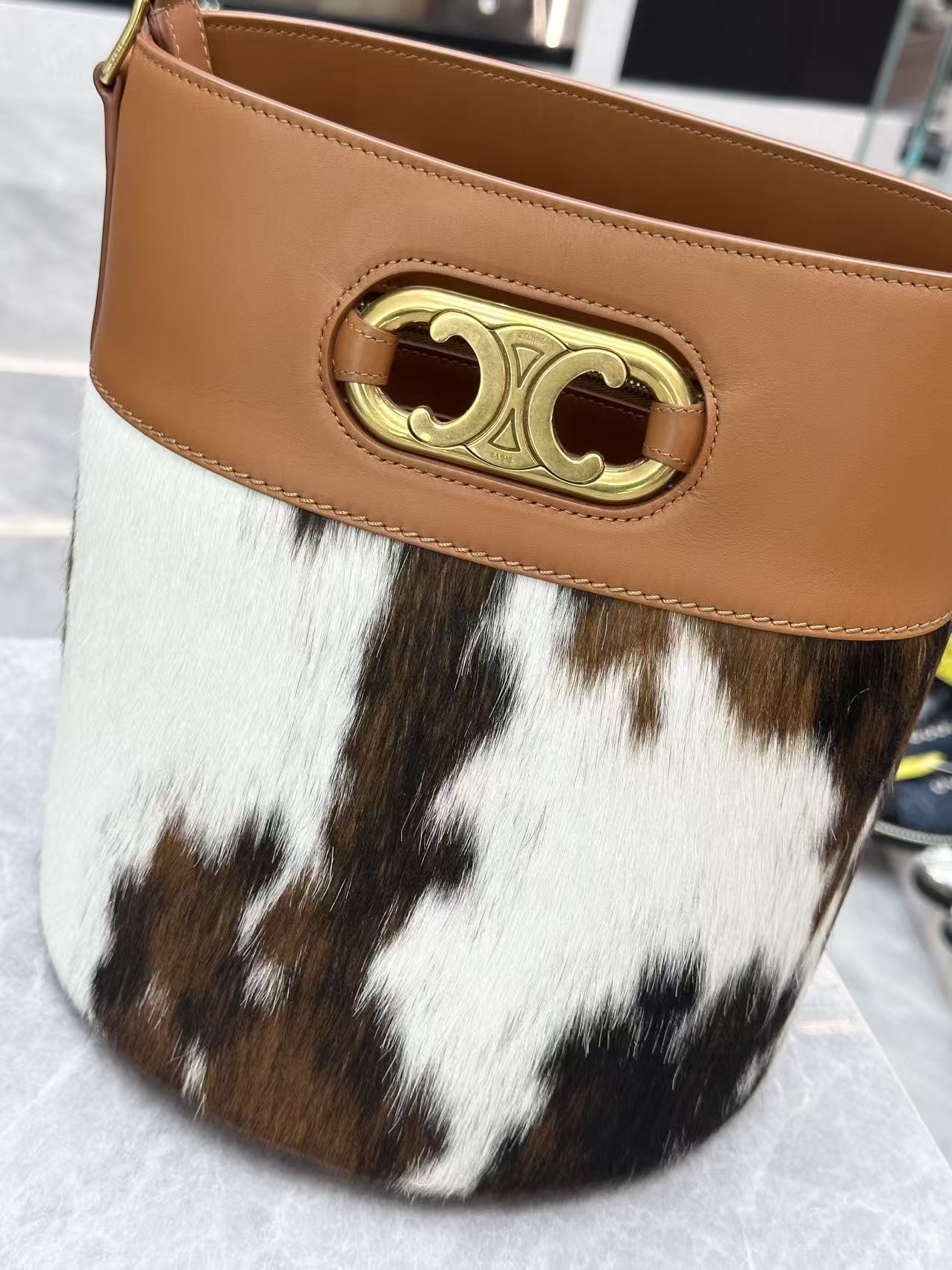 Celine Bucket Maillon Triomphe in Cowskin